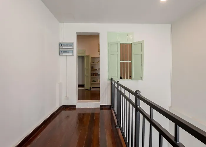 公寓 Baan Surawong 390 Heriteg House